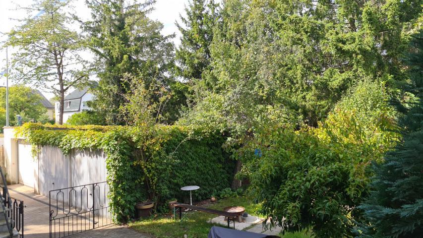 Gartenansicht und Garagen